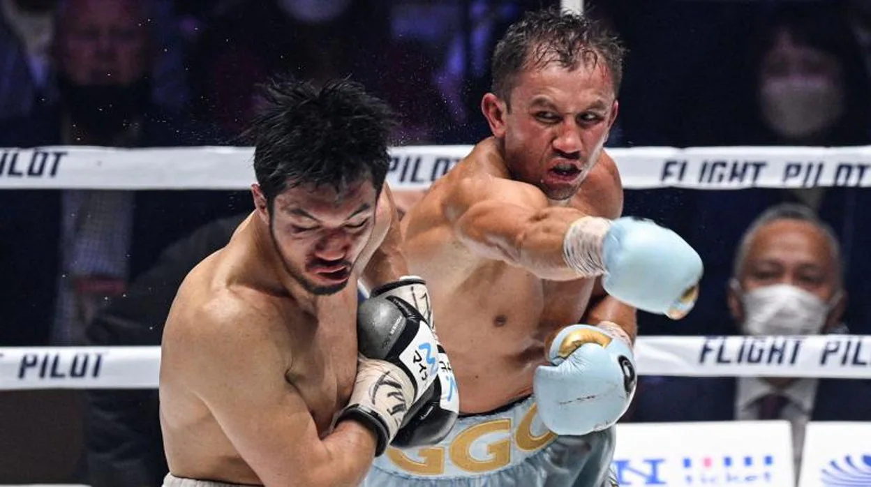 Golovkin golpea a Murata durante la pelea en Saitama