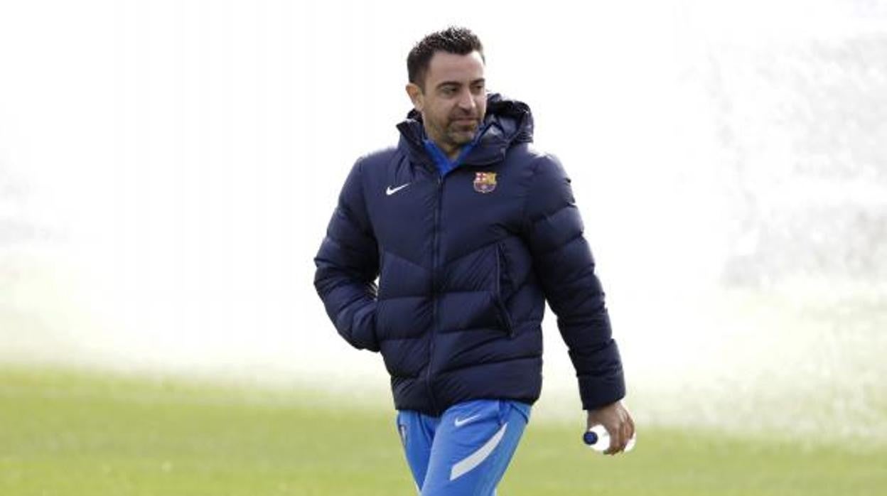 Xavi bromea con Ferran Torres durante el entrenamiento de este sábado