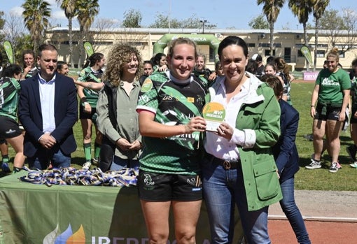 Lea Ducher, recibiendo el premio de mejor jugadora de la final