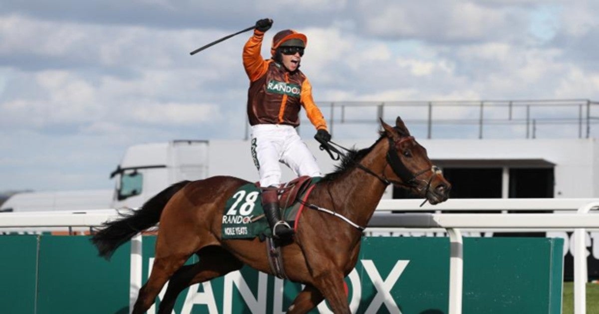 Sam Waley-Cohen, tras cruzar la meta como ganador del Grand National