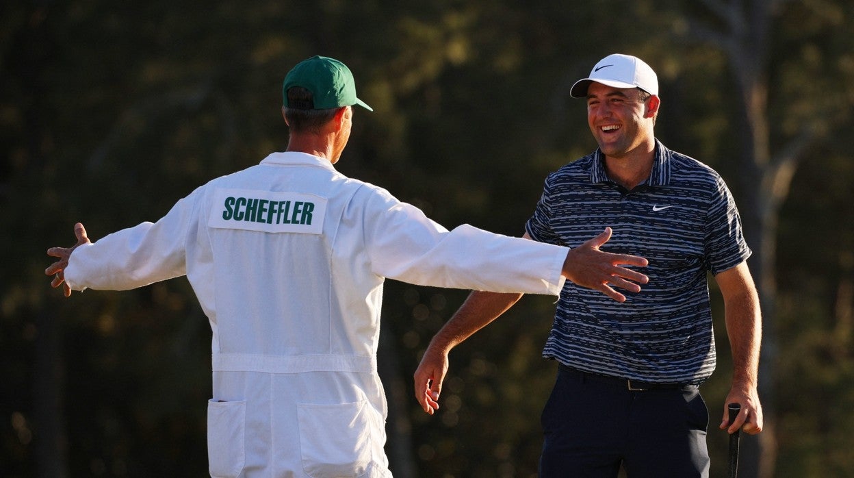 El traje del caddy en Augusta, mono blanco con el nombre del golfista en la espalda