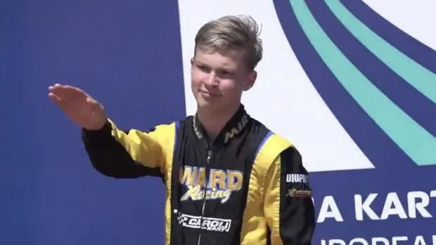 Un piloto ruso celebra con un saludo nazi su triunfo en una carrera del europeo de karts