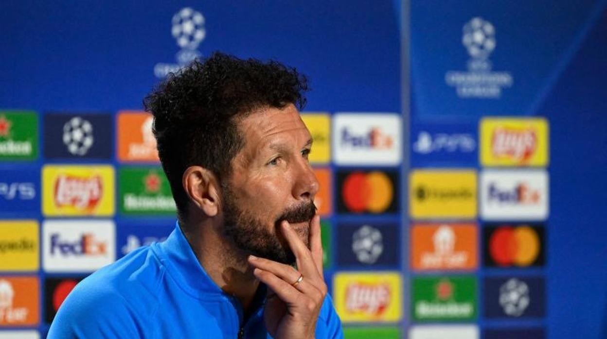 Simeone recuerda la lluvia de objetos con el Manchester United