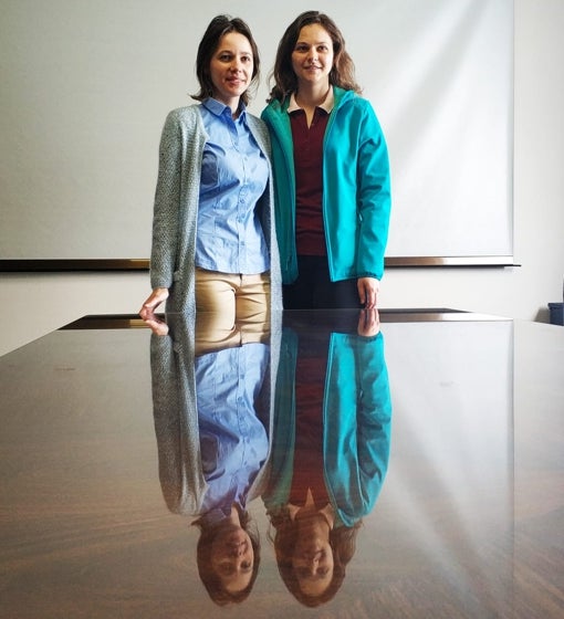 Anna y Mariya, en la sede de la fábrica de Andreu Barberá, patrocinador del club de Paterna y uno de los mayores donantes en la gala