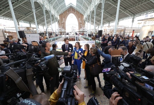 Numerosas cámaras acudieron a la cita en el Mercado de Colón para ver a las hermanas ucranianas, en la imagen con Enrique Llobell, uno de los promotores de la gala solidaria