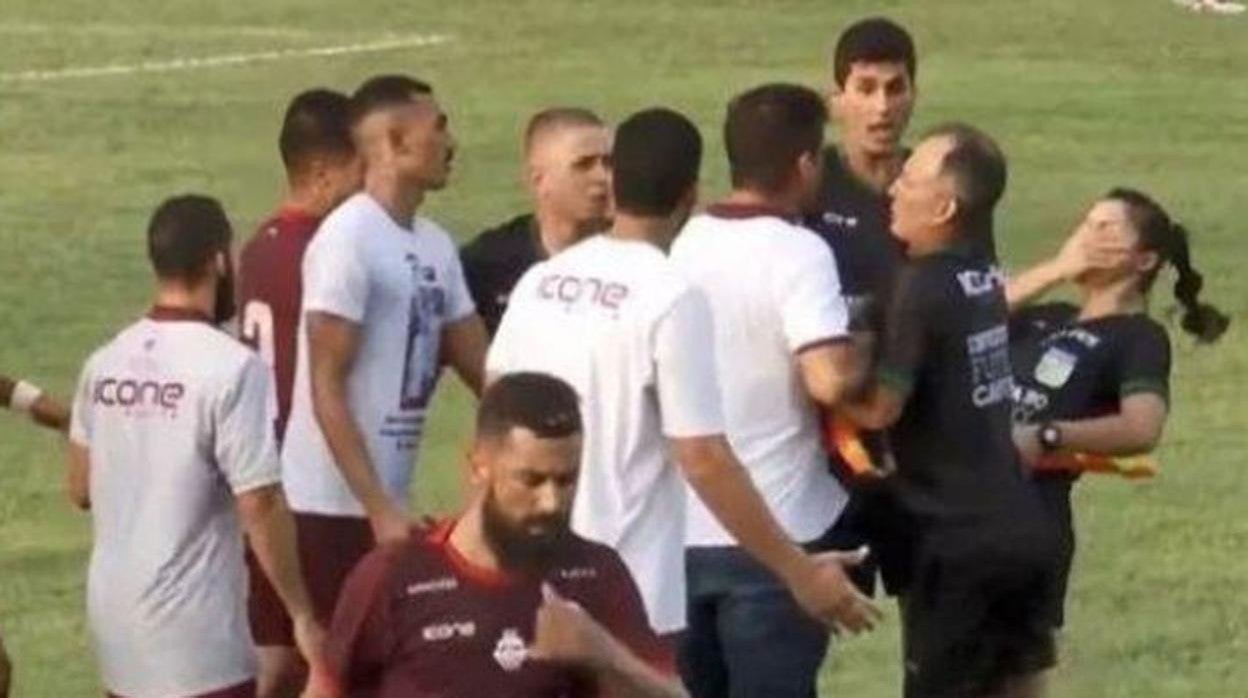 Tremenda agresión de un entrenador a una juez de línea en Brasil