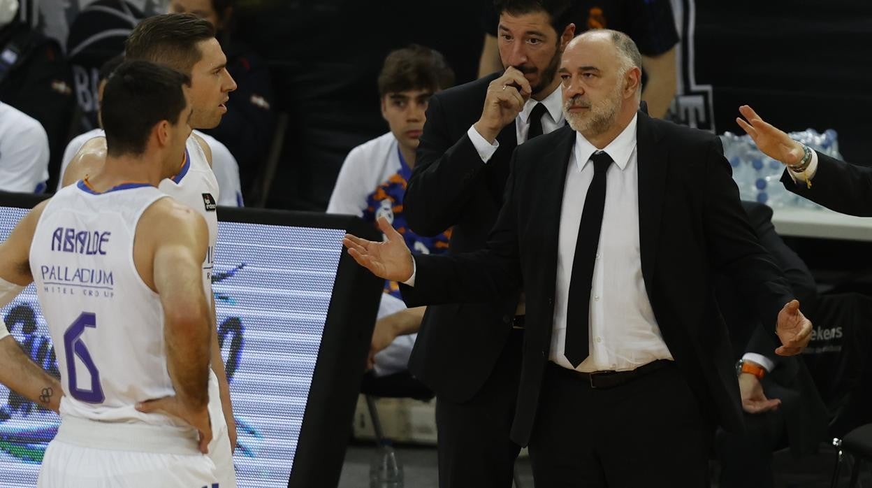 Laso, con sus jugadores durante el duelo en Bilbao del pasado miércoles