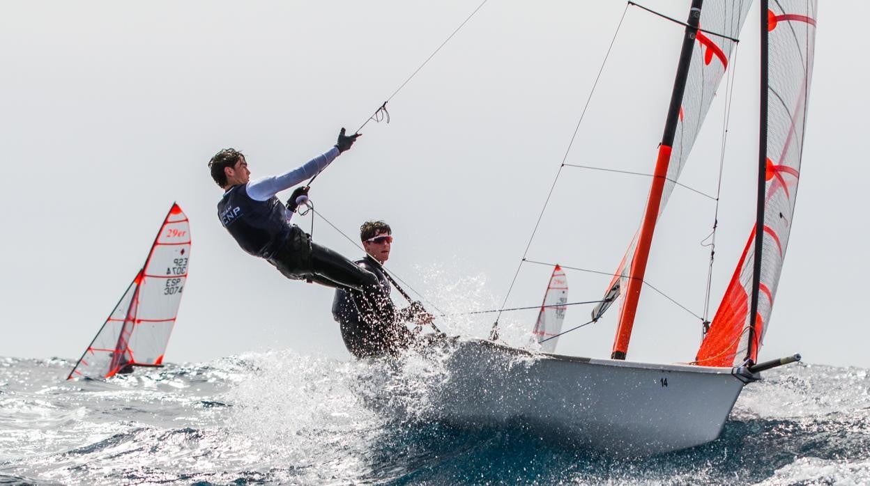 Viento fuerte y mucha ola en la jornada inaugural del Campeonato de España de 29er