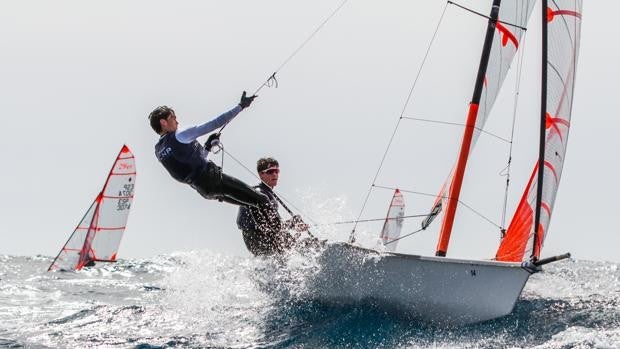 Viento fuerte y mucha ola en la jornada inaugural del Campeonato de España de 29er