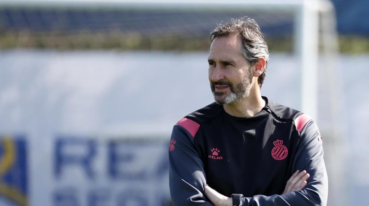 Vicente Moreno, durante el entrenamiento del Espanyol este sábado