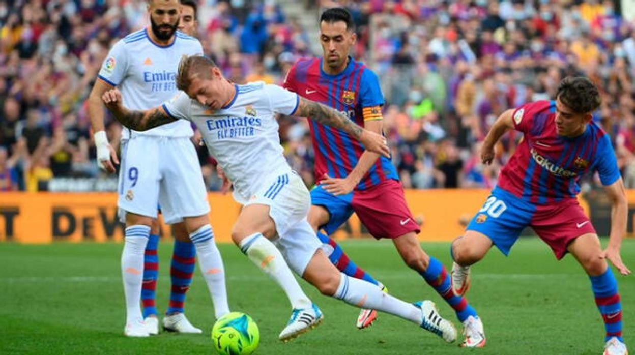 Kroos, perseguido por Busquets en el clásico jugado esta temporada en el Cam Nou
