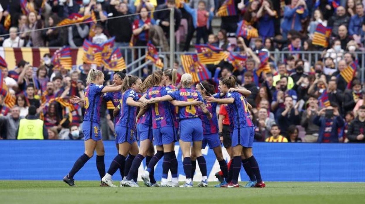 Las jugadoras del Barcelona celebran uno de los goles ante el Wolfsburgo