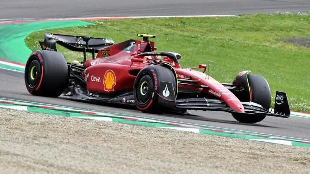 Colosales Sainz y Ferrari, remontada al esprint en Ímola