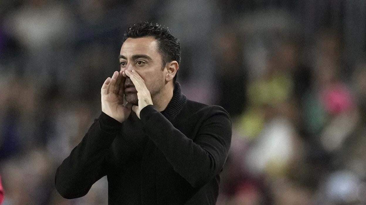 Xavi da instrucciones a sus jugadores