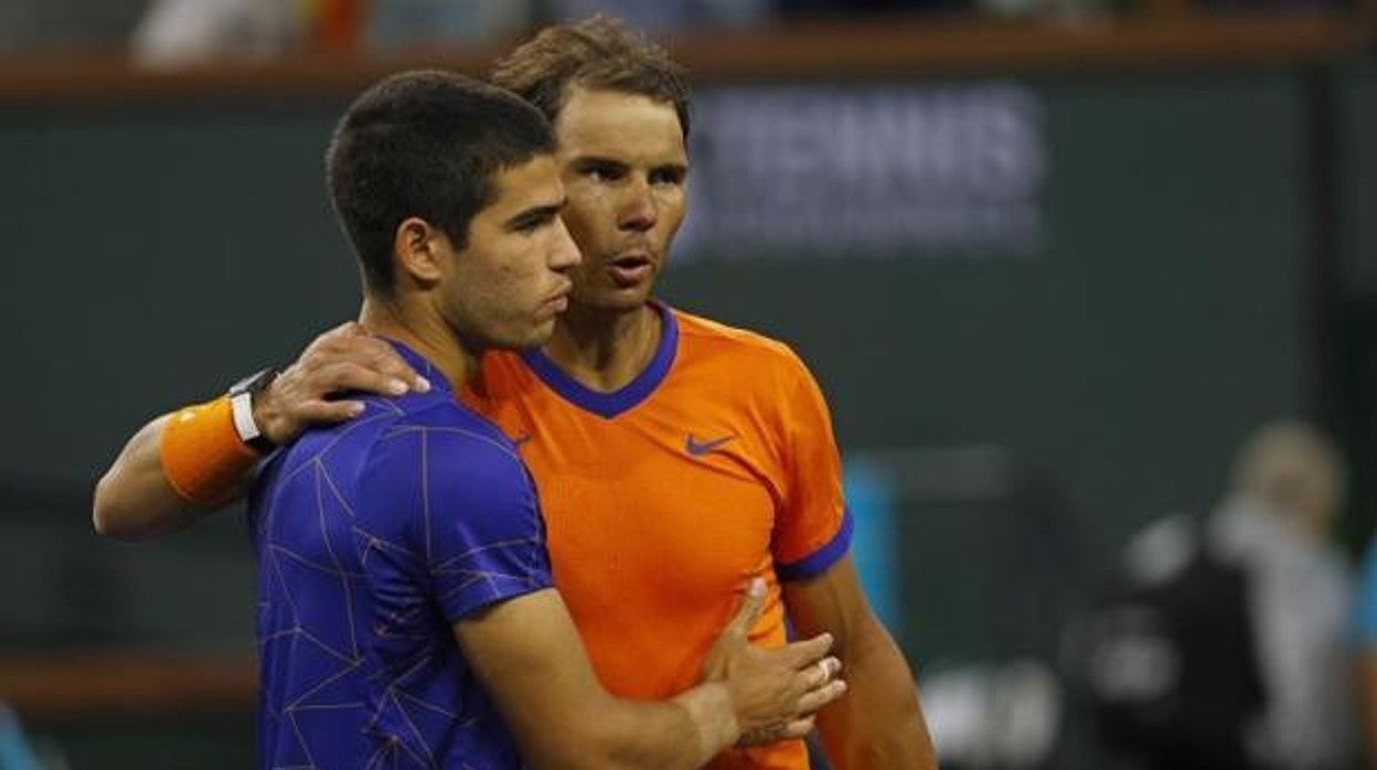 Alcaraz y Nadal, durante el duelo en Indian Wells