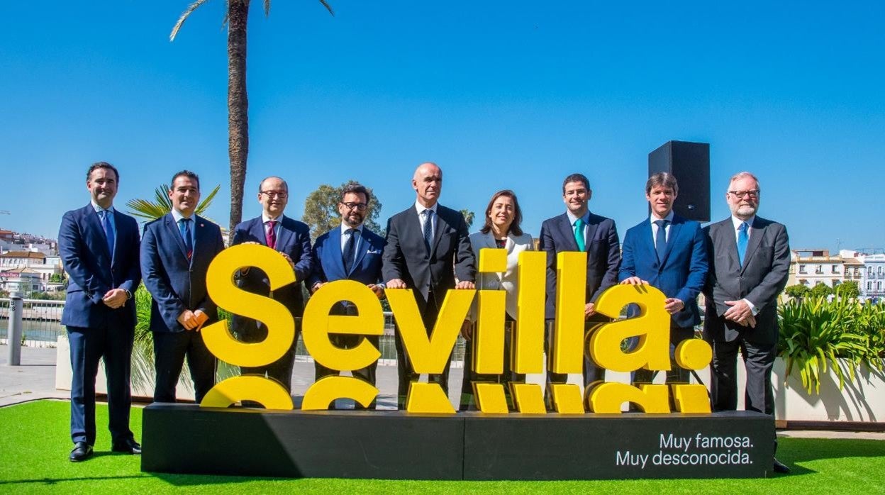 El alcalde de Sevilla, Antonio Muñoz; el presidente de la Real Federación Andaluza de Fútbol y vicepresidente de la Española, Pablo Lozano; la directora del World Football Summit, Mamen Otamendi; y el consejero de Educación y Deporte, Manuel Alejandro Cardenete, junto a José Castro, presidente del Sevilla FC, y Ramón Alarcón, representante del Real Betis