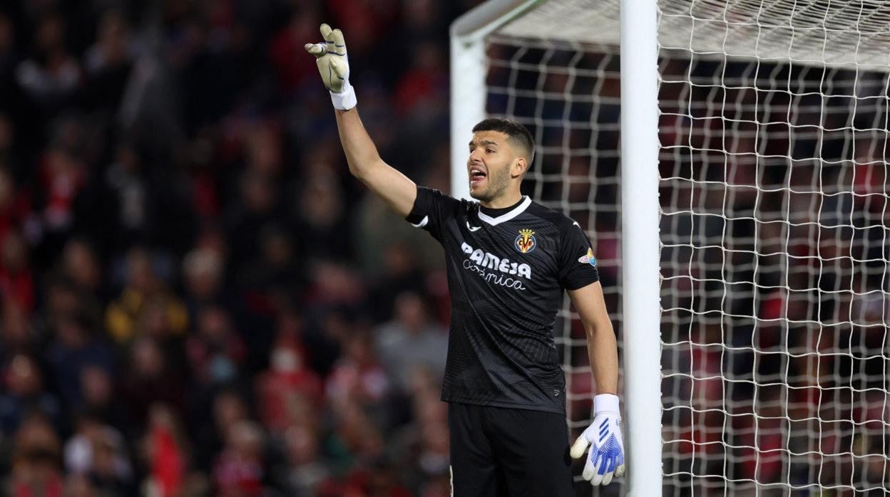 Rulli defendiendo la meta del Villarreal en Anfield