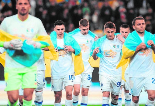 Los jugadores del Dinamo, envueltos en banderas ucranianas antes de un partido