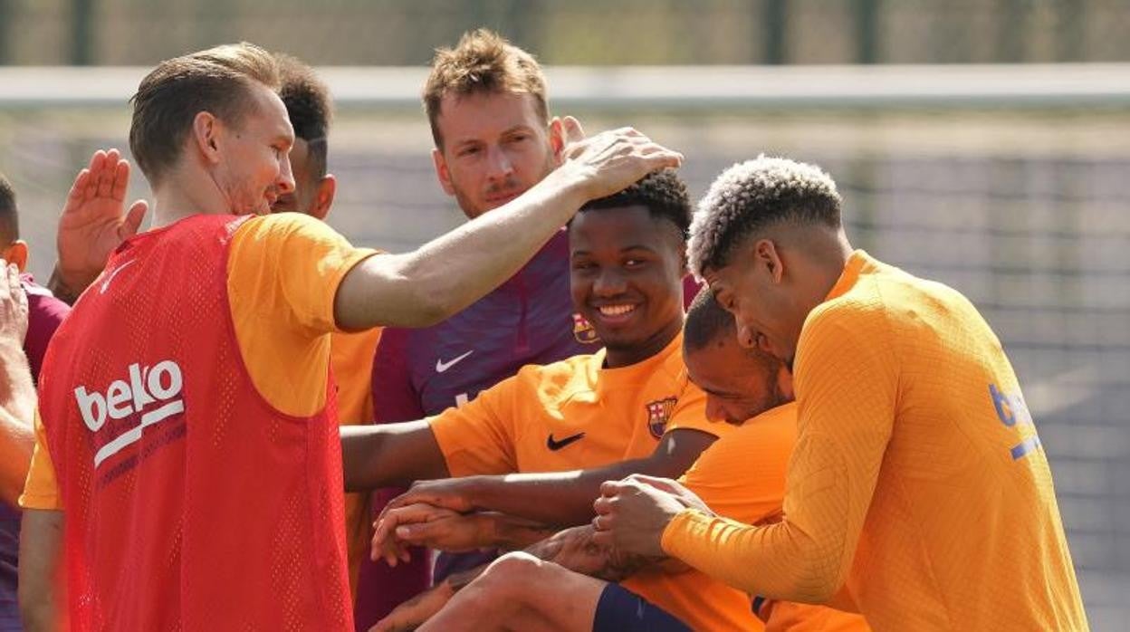 Luuk de Jong bromea con Ansu Fati durante el entrenamiento de este sábado