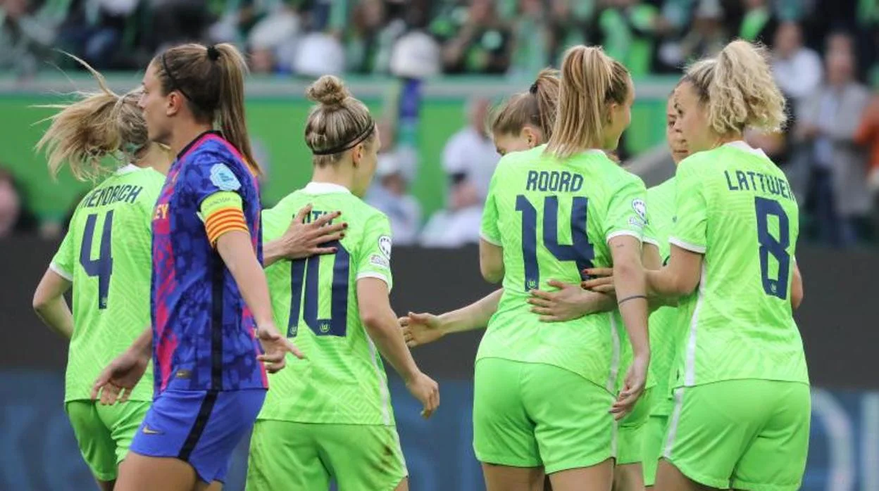 Alexia observa cómo las jugadoras del Wolfsburgo celebran un gol