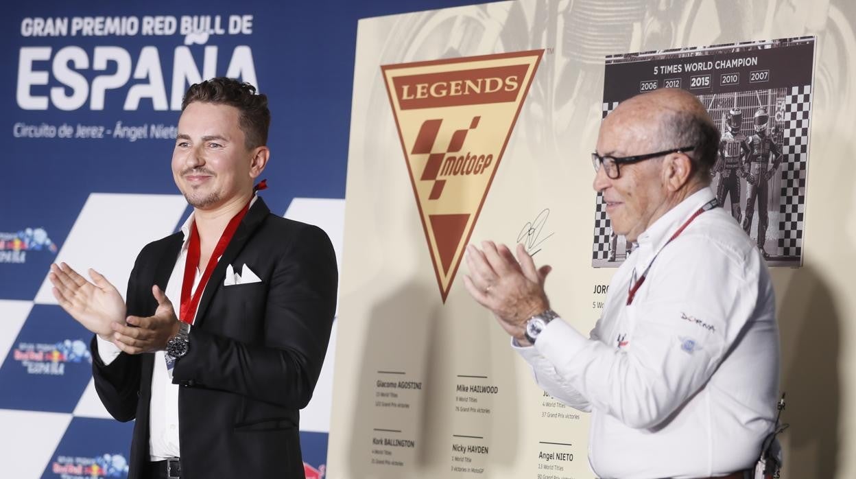 El español Jorge Lorenzo junto a consejero delegado de Dorna Sport, Carmelo Ezpeleta, tras recibir su reconocimiento como "Leyenda de MotoGP.