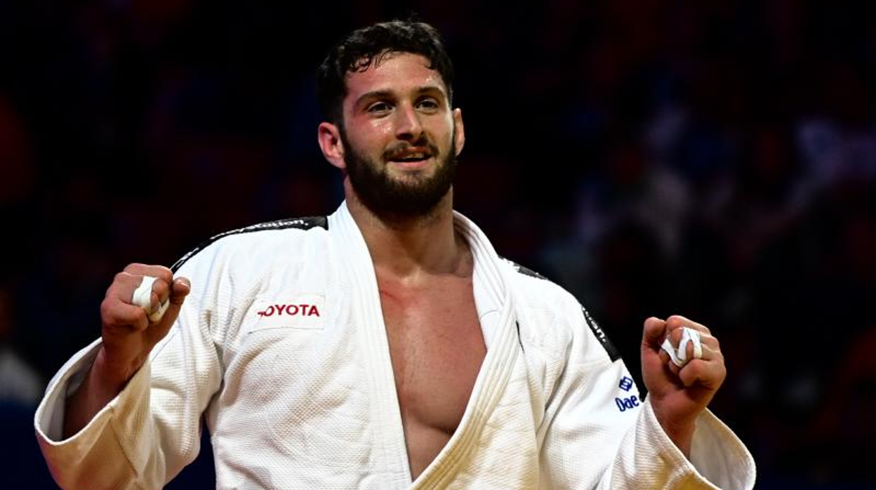 Niko Shera celebra el bronce conseguido en el Europeo de judo