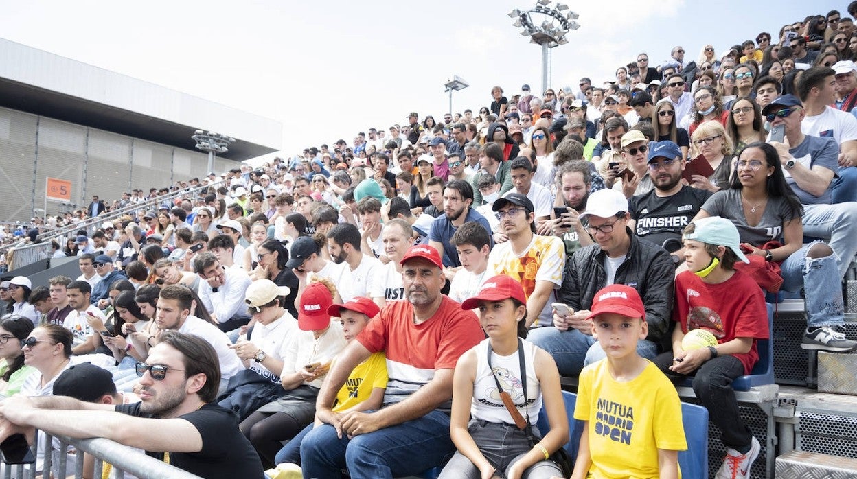 Aficionados en las gradas viendo los entrenamientos