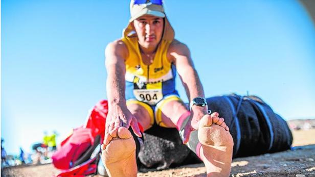 El sorprendente Karim: llegó a España en los bajos de un camión y corre maratones descalzo