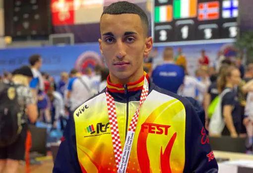Yassine posa tras lograr una medalla de oro en competición