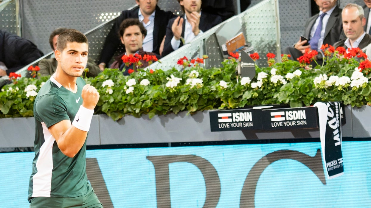 Carlos Alcaraz celebra el triunfo ante Basilashvili