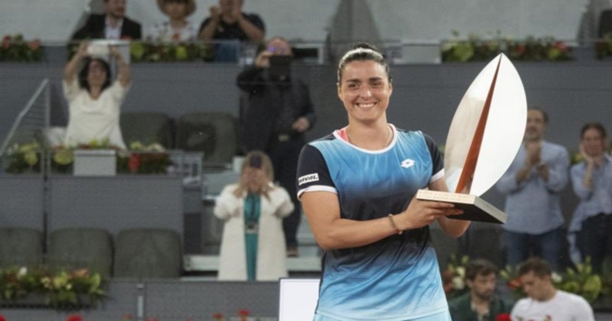 Ons Jabeur sostiene su trofeo en el Mutua Madrid Open