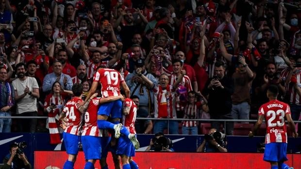 El Atlético se acerca a la Champions en un derbi que no fue
