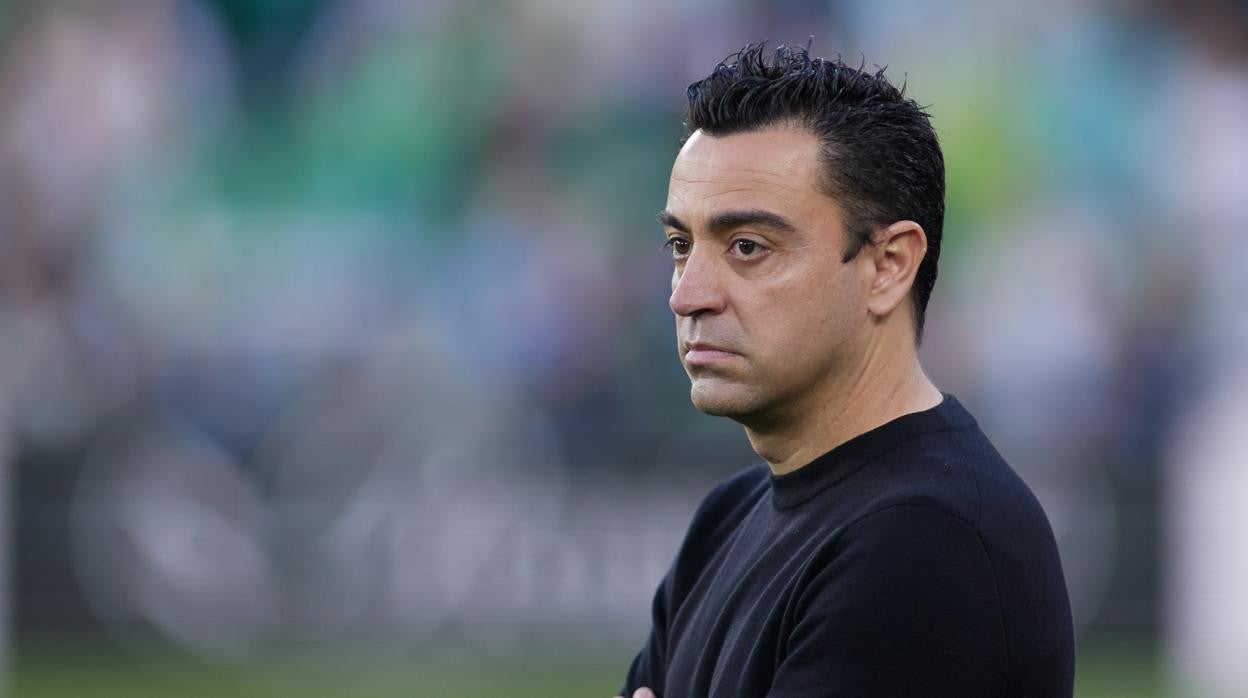 Xavi observa las evoluciones de su equipo ante el Betis