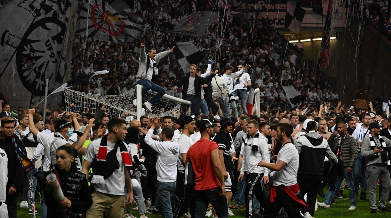 Los aficionados del Eintracht Frankfurt celebran el pasado jueves su clasificación para la final de la Europa League