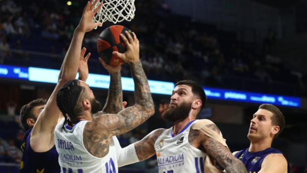 El Real Madrid castiga al UCAM Murcia