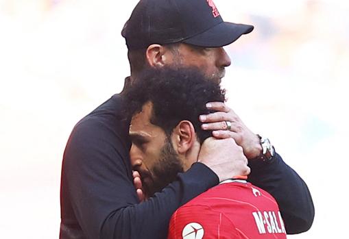 El abrazo entre Klopp y Salah