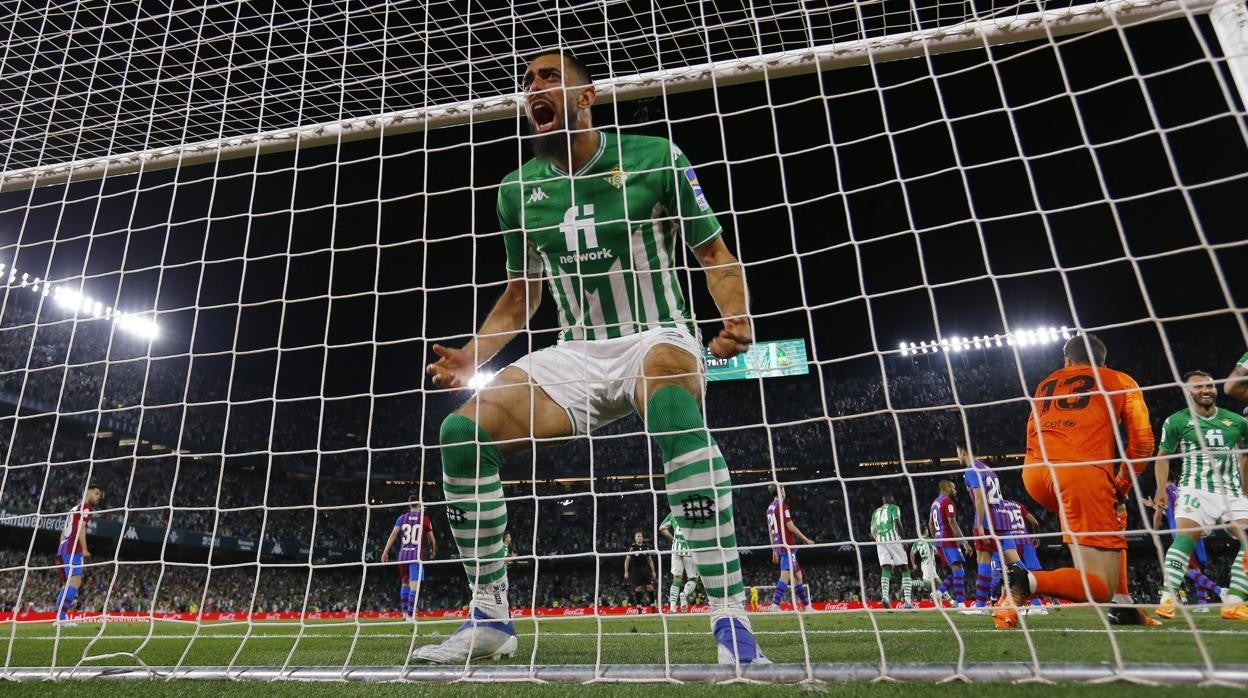 Borja Iglesias celebra un gol contra el Barcelona