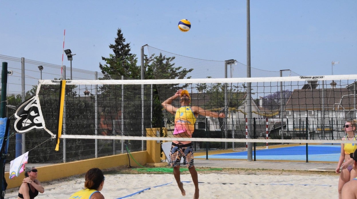 Un partido de la Liga Sportac de vóley playa en Cavaleri