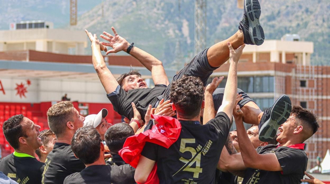 Siviero, entrenador del Intercity, manteado por sus jugadores tras el ascenso a Primera RFEF