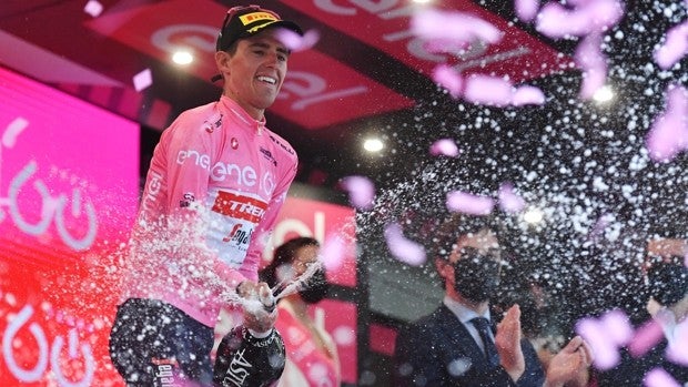 Juanpe López mantiene la maglia rosa una etapa más