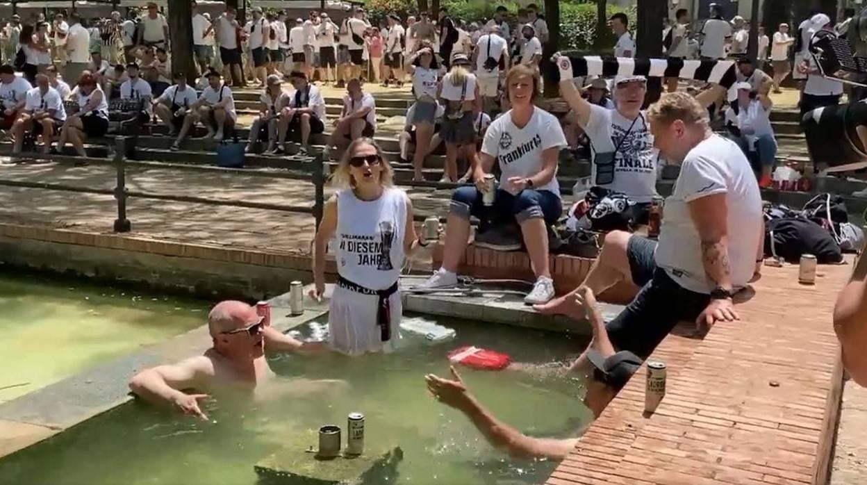 Hinchas del Eintracht dándose un baño en Sevilla