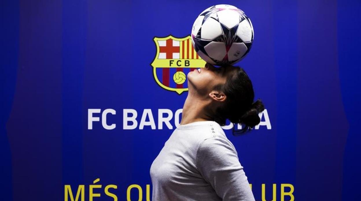 Marta Torrejón hace malabarismos con el balón