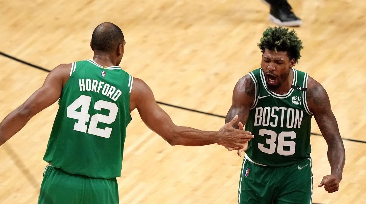 Horford y Smart celebran sobre el parqué de los Heat