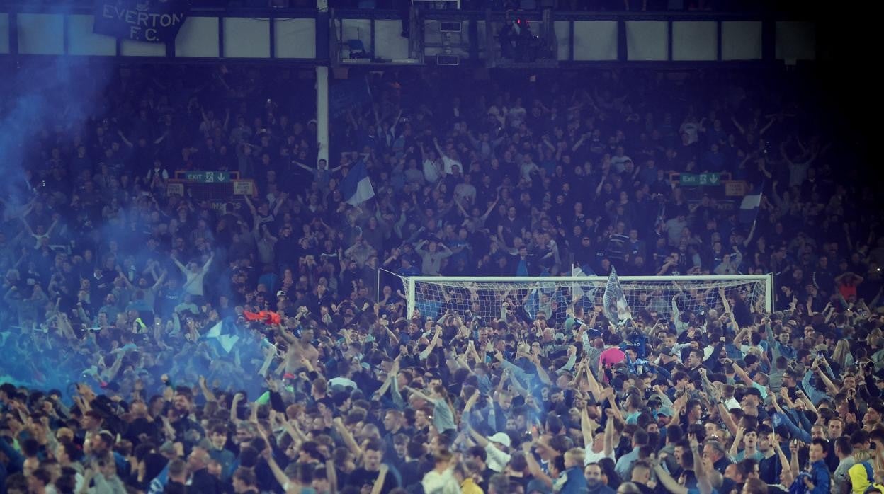 La afición del Everton invade el césped de Goodison Park tras confirmarse su permanencia en la Premier