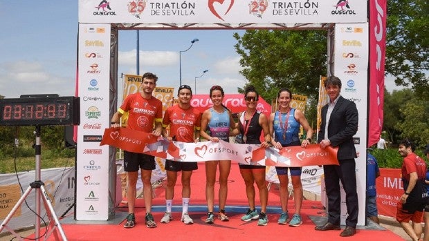 Mario Gil e Irene Cabrera se imponen en el Austral Triatlón Sevilla