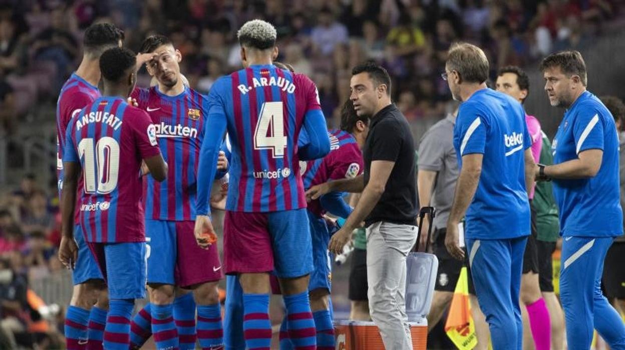 Xavi da instrucciones durante una pausa ante el Villarreal