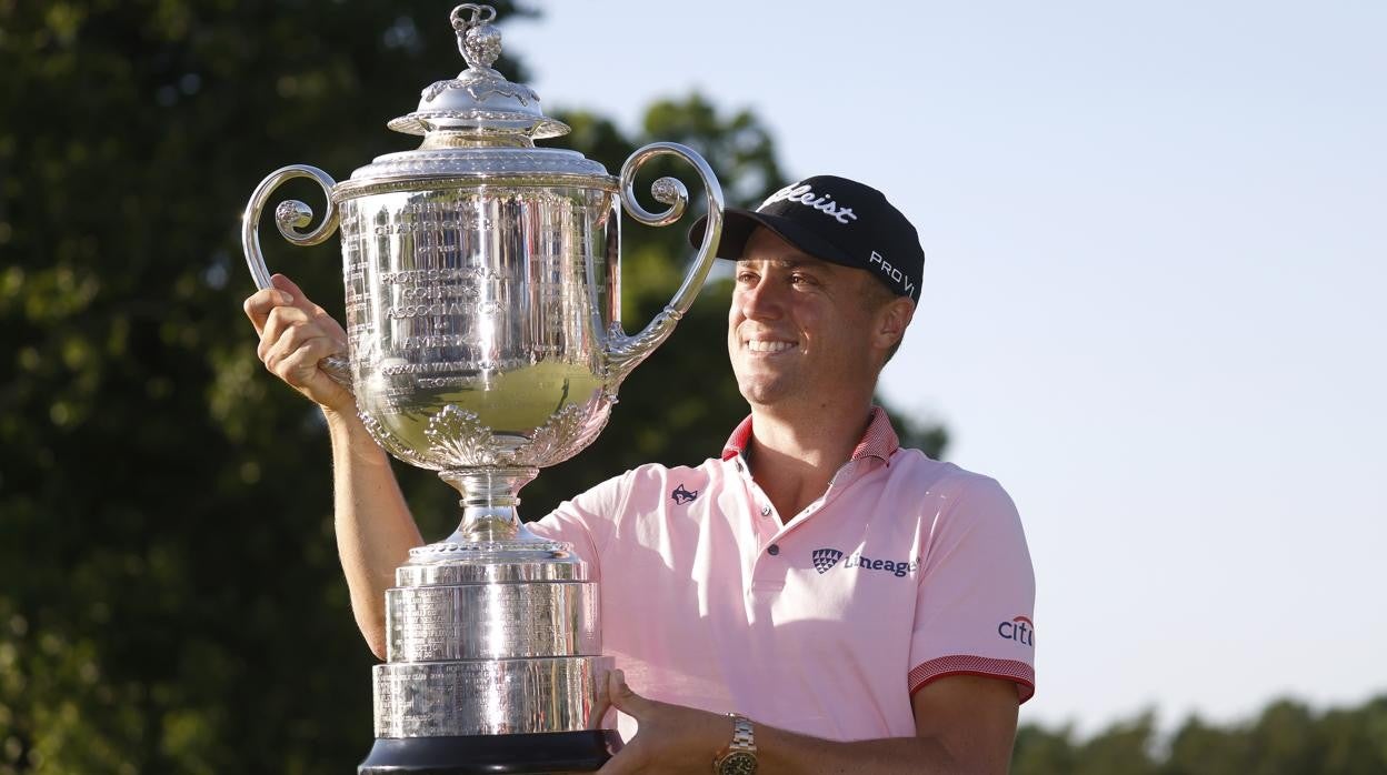 Justin Thomas, feliz con el trofeo