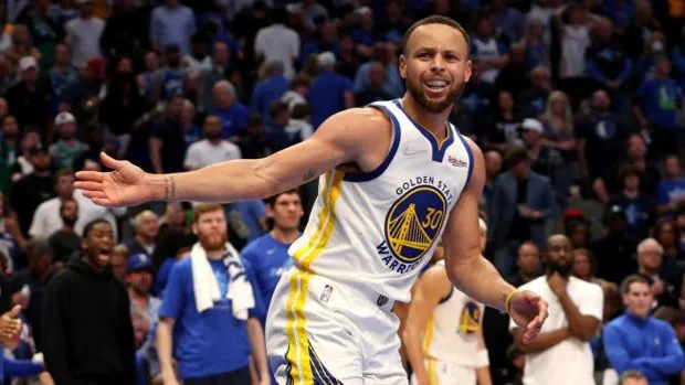 Curry deja a los Warriors a un paso de la final
