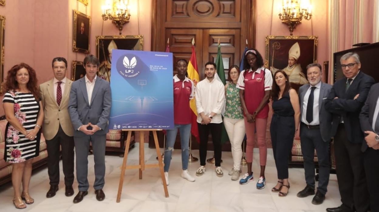 La familia del Beiman Baloncesto Sevilla, en la presentación del cartel de la fase de ascenso en Amate en el Ayuntamiento junto al delegado de Deportes, David Guevara