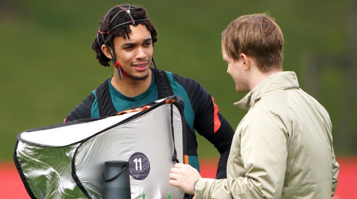 Alexander-Arnold, equipado con el casco con sensores